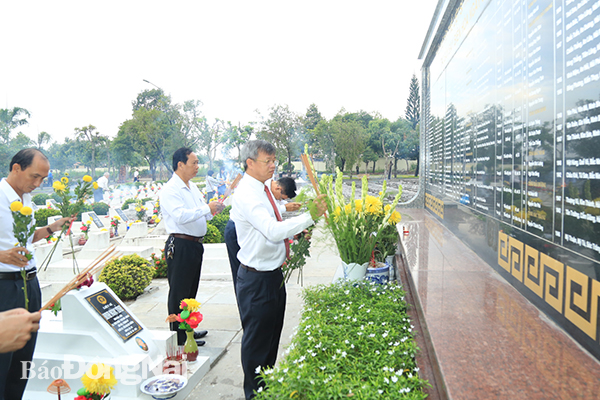 Đồng chí Cao Tiến Dũng, Phó bí thư Tỉnh ủy, Chủ tịch UBND tỉnh thắp hương trước ngôi mộ tập thể liệt sĩ được tìm kiếm tại Sân bay Biên Hòa đang an nghỉ tại Nghĩa trang liệt sĩ tỉnh