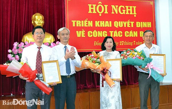 Bí thư Tỉnh ủy Nguyễn Phú Cường trao quyết định về công tác cán bộ cho các đồng chí