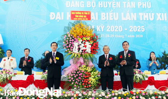 Phạm Văn Ru, Ủy viên Ban TVTU, Trưởng ban Tổ chức Tỉnh ủy  tặng hoa chúc mừng đại hội (ảnh: Hải Quân)