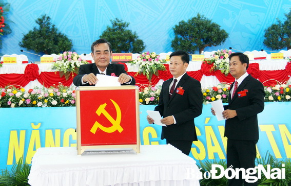 Các đại biểu bỏ phiếu bầu Ban chấp hành Đảng bộ huyện Tân Phú lần thứ XII 