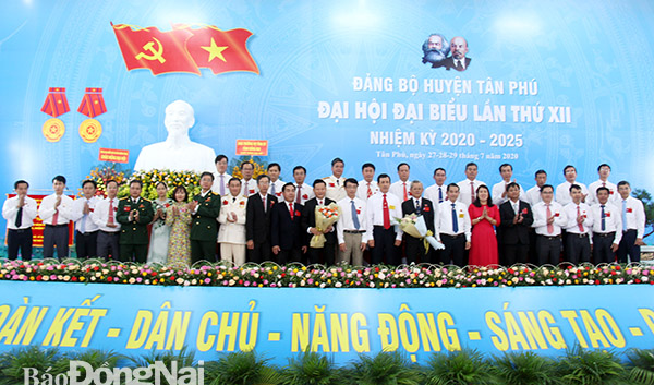 Các đại biểu cấp trên chụp hình lưu niệm với Ban chấp hành Đảng bộ huyện Tân Phú khoá XII. 