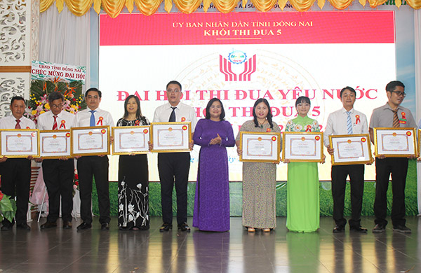 Phó Chủ tịch UBND tỉnh Nguyễn Hòa Hiệp trao bằng khen cho các cá nhân và tập thể có thành tích xuất sắc trong phong trào thi đua yêu nước giai đoạn 2015-2020.