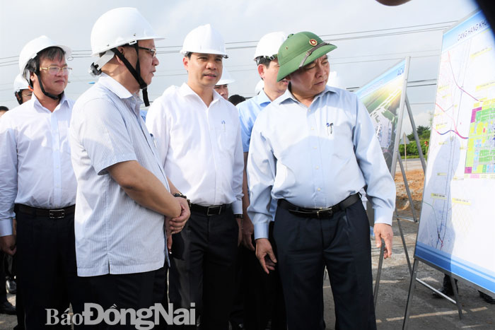 Thủ tướng Nguyễn Xuân Phúc kiểm tra dự án Sân bay Long Thành và xây dựng khu tái định cư Lộc An - Bình Sơn vào ngày 21-7. Ảnh: Khắc Giới