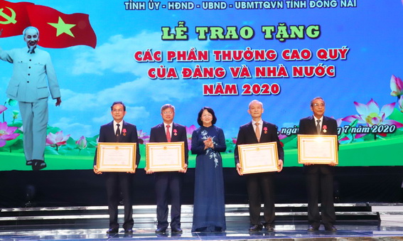 Phó chủ tịch nước Đặng Thị Ngọc Thịnh trao tặng Huân chương các hạng cho các cá nhân xuất sắc