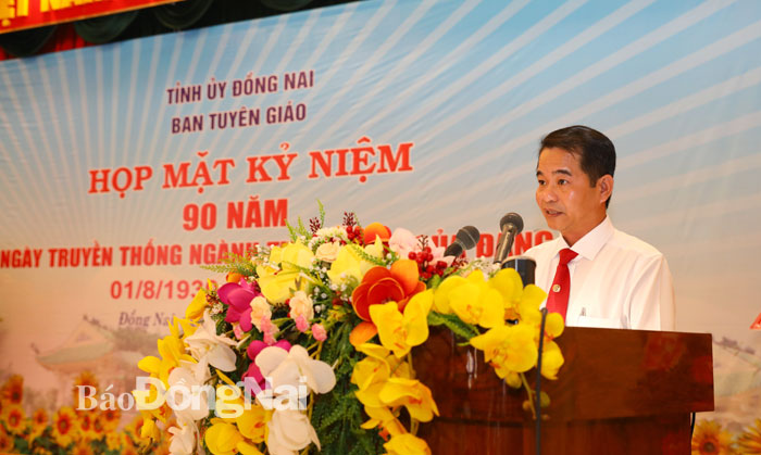 Đồng chí Thái Bảo, Trưởng ban Tuyên giáo Tỉnh ủy đọc diễn văn ôn lại truyền thống 90 năm Ngành Tuyên giáo
