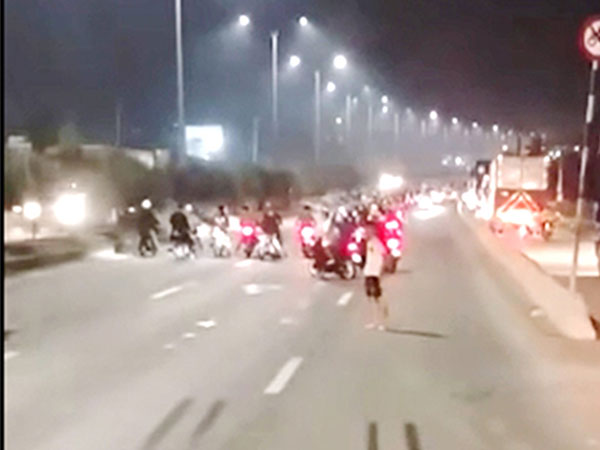 Hàng chục thanh niên chặn đường, đua xe trái phép trên quốc lộ 51, đoạn qua TP.Biên Hòa vào rạng sáng 18-7 (ảnh nhỏ). Ảnh cắt từ clip