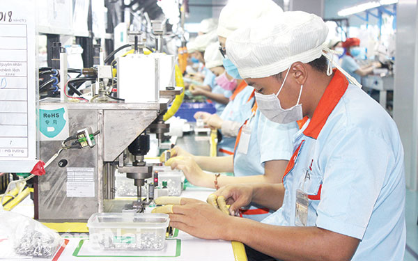 Sản xuất linh kiện điện tử xuất khẩu tại Công ty TNHH Kyokuto Việt Nam ở Khu công nghiệp Nhơn Trạch 3 giai đoạn 2 (H.Nhơn Trạch). Ảnh: Hương Giang