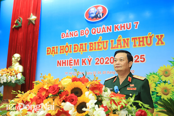 Trung tướng Trần Hoài Trung, Bí thư Đảng ủy, Chính ủy Quân khu 7 phát biểu khai mạc đại hội