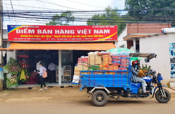 Điểm bán hàng với tên gọi Tự hào hàng Việt Nam mới được khai trương tại xã Bàu Cạn (H.Long Thành