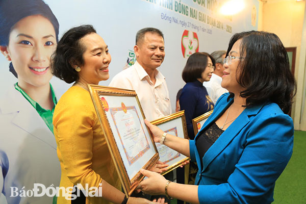 Phó chủ tịch UBND tỉnh Nguyễn Hòa Hiệp trao bằng khen của UBND tỉnh cho các cán bộ, giáo viên. Ảnh: C.Nghĩa