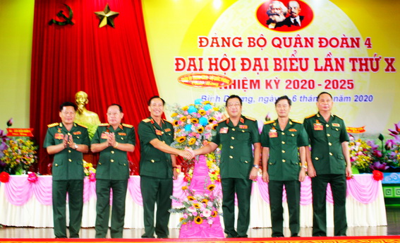 Phó đô đốc Phạm Hoài Nam, Ủy viên Trung ương Đảng, Ủy viên Quân ủy Trung ương, Thứ trưởng Bộ Quốc phòng (thứ 3 từ phải qua) tặng hoa chúc mừng Đại hội