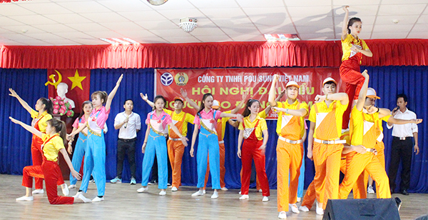 Công nhân Công ty TNHH Pousung Việt Nam biểu diễn văn nghệ tại hội nghị đại biểu người lao động đầu năm 2020