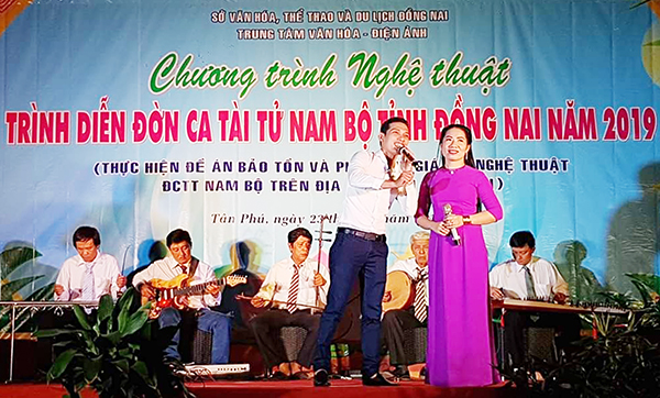 Công nhân Trần Văn Lực, làm việc tại Công ty TNHH Saitex (Khu công nghiệp Amata, TP.Biên Hòa), biểu diễn nghệ thuật đờn ca tài tử Nam bộ do Trung tâm Văn hóa - điện ảnh tỉnh tổ chức. Ảnh: 