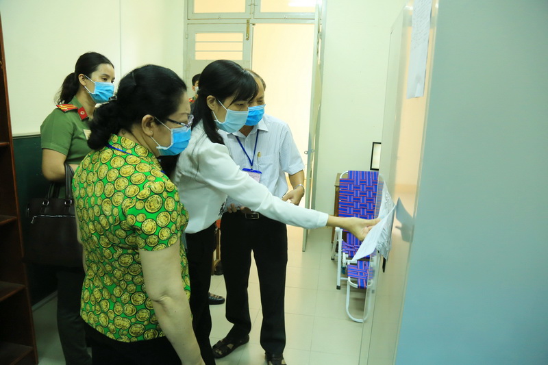 Đoàn kiểm tra tủ bảo quản đề thi tại Trường THPT Nam Hà (TP.Biên Hòa)
