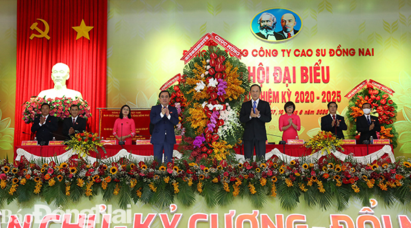 Lãnh đạo Tập đoàn Công nghiệp cao su Việt Nam tặng lẵng hoa chúc mừng đại hội