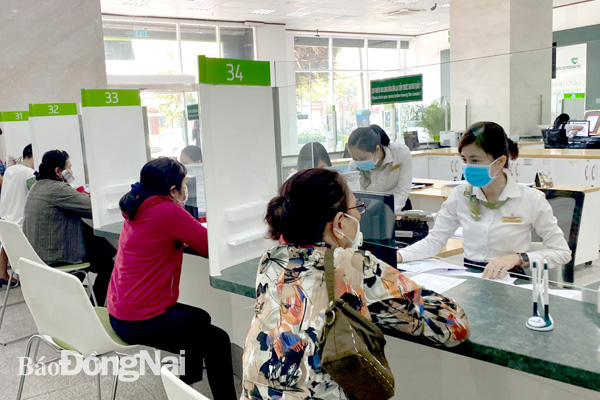 Khách hàng giao dịch tại Vietcombank chi nhánh Đồng Nai. Ảnh:T. Mộc