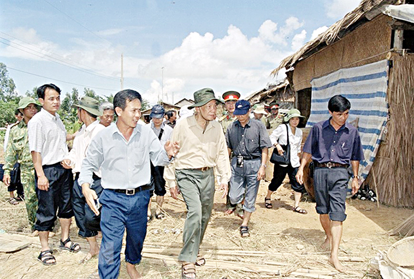 Tổng bí thư Lê Khả Phiêu đến thăm nơi ở của đồng bào mới được di dời tránh lũ tại tỉnh Long An vào tháng 9-2000