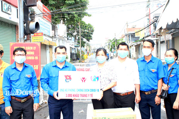 Bí thư Tỉnh đoàn Nguyễn Cao Cường (thứ 2 từ trái qua) tặng khẩu trang phòng, chống dịch Covid-19 tại khu cách ly đường Hồ Văn Đại (P.Quang Vinh, TP.Biên Hòa). Ảnh: N.Sơn