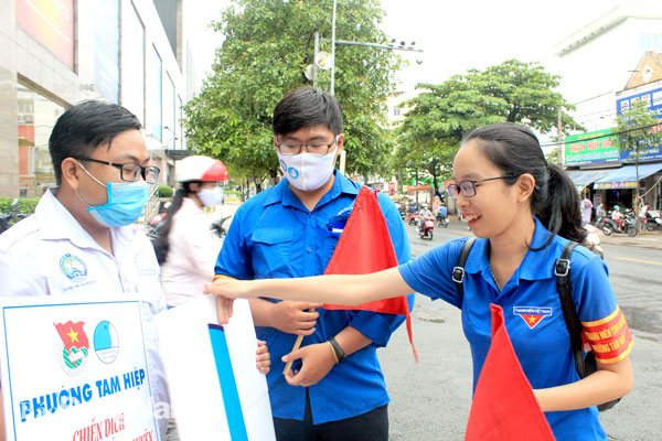 Chị Nguyễn Mỹ Linh đang trao đổi công việc với đoàn viên, thanh niên trước khi đứng chốt giao thông. Ảnh: N.Sơn