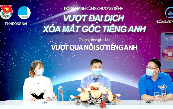 ThS Nguyễn Mai Lâm (giữa) và đại diện đoàn viên thanh niên chia sẻ tại tọa đàm Vượt qua nỗi sợ tiếng Anh