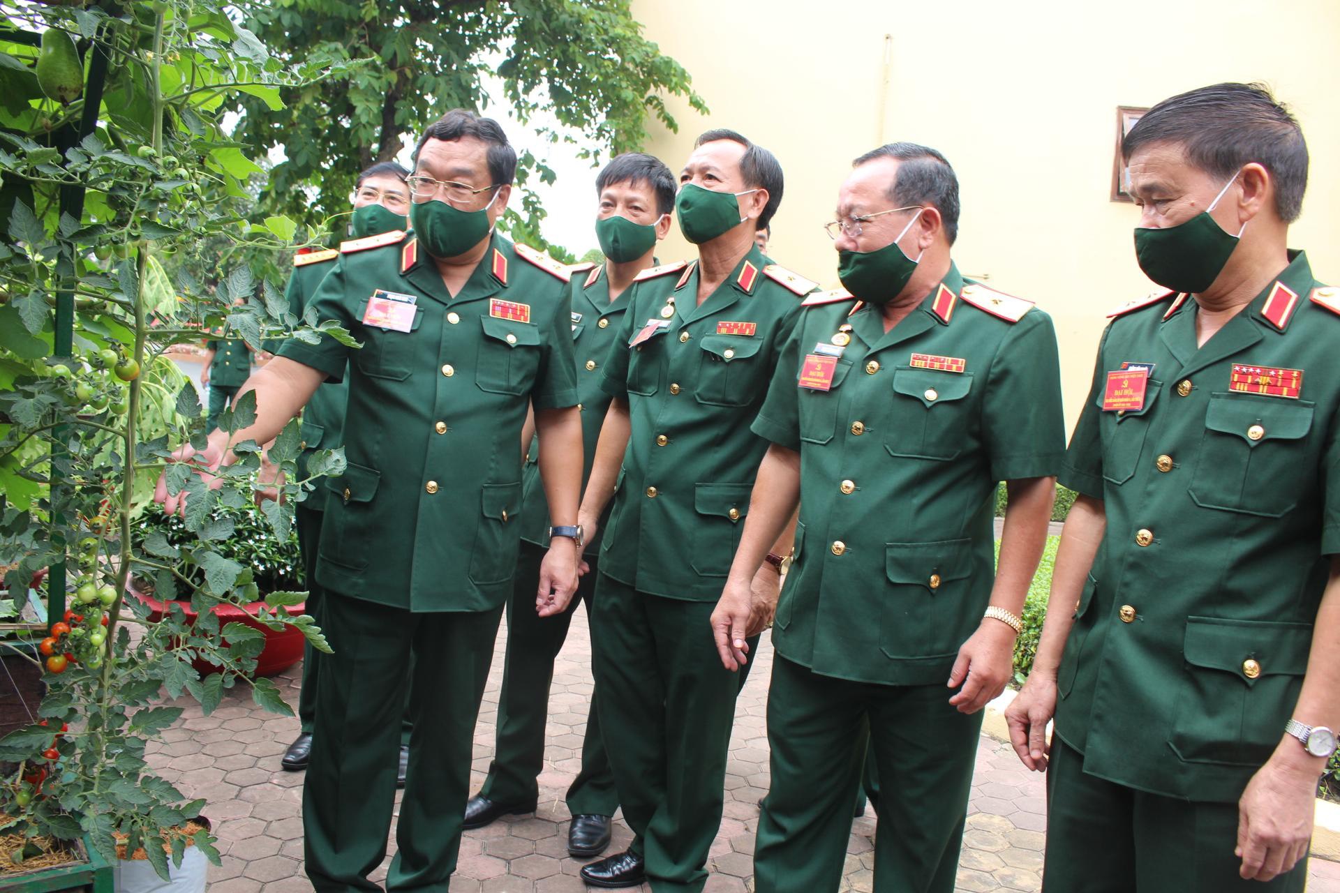 Phó đô đốc Trần Hoài Nam, Ủy viên Trung ương Đảng, Ủy viên Quân ủy Trung ương, Thứ trưởng Bộ Quốc phòng (bìa trái) tham quan  các sản phẩm tăng gia trong dịp về dự Đại hội Đảng bộ Quân đoàn 4 nhiệm kỳ 2020-2025