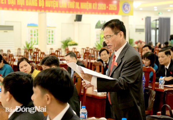 Các đại biểu dự Đại hội Đảng bộ H.Trảng Bom góp ý vào dự thảo báo cáo chính trị trình Đại hội đại biểu Đảng bộ tỉnh lần thứ XI. Ảnh: C.Nghĩa