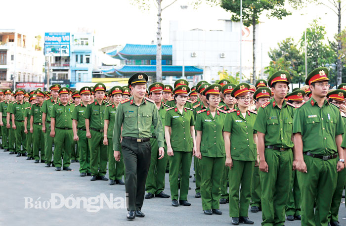  Đại tá Vũ Hồng Văn, Giám đốc Công an tỉnh kiểm tra đội hình, đội ngũ tại lễ ra quân thực hiện cao điểm tấn công, trấn áp tội phạm của Công an tỉnh vào đầu năm 2020 Ảnh: Trần Danh