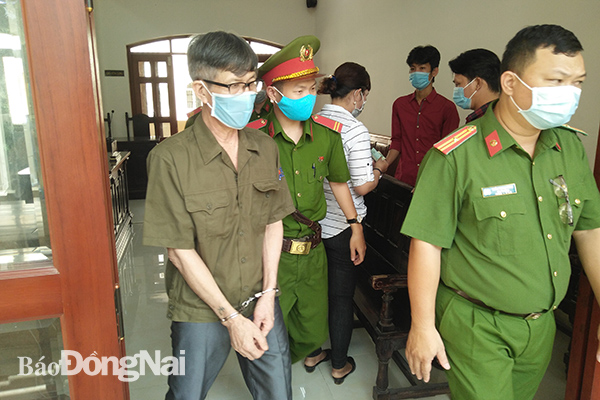 ị cáo Vũ Văn Phong được dẫn giải sau phiên tòa.