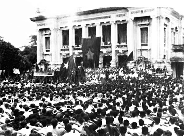 Cuộc mít tinh phát động khởi nghĩa giành chính quyền do Mặt trận Việt Minh tổ chức tại Nhà hát Lớn Hà Nội ngày 19-8-1945. Ảnh: Tư liệu - TTXVN