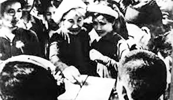 Nhân dân Thủ đô Hà Nội đi bỏ phiếu bầu cử Quốc hội đầu tiên của nước Việt Nam dân chủ cộng hòa ngày 6-1-1946. Nguồn: TL