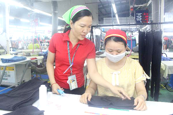 Chị Trần Thị Thanh, Công ty TNHH Dệt may Eclat Việt Nam hỗ trợ công nhân làm việc