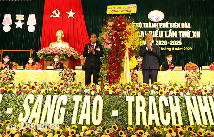 Đồng chí Nguyễn Phú Cường, Ủy viên Trung ương Đảng, Bí thư Tỉnh ủy, Chủ tịch HĐND tỉnh tặng lẵng hoa chúc mừng đại hội