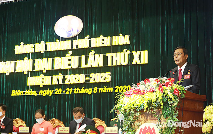Đồng chí Lê Văn Dành, Ủy viên Ban TVTU, Bí thư Thành ủy Biên Hòa phát biểu khai mạc đại hội