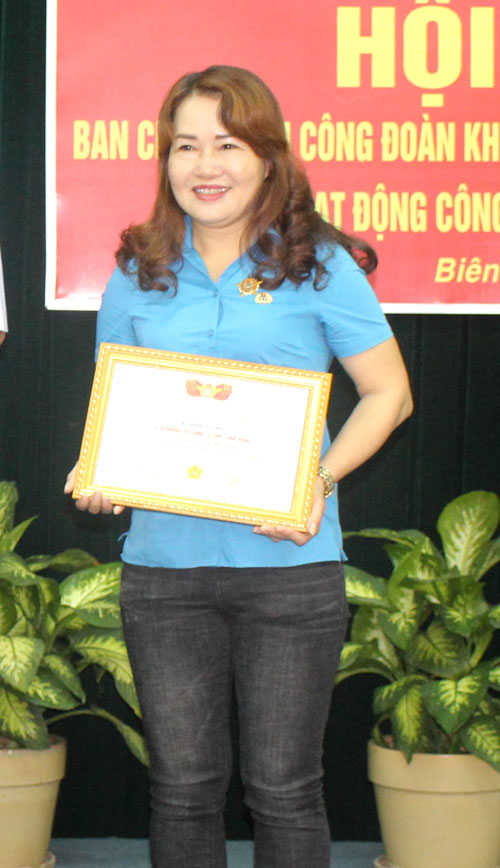 Chị Văn Thị Bình, làm việc tại Công ty TNHH Yupoong được Công đoàn khu công nghiệp Biên Hòa tặng giấy khen cán bộ Công đoàn tiêu biểu