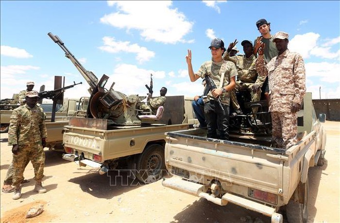 Các lực lượng GNA tuần tra tại Abu Qurain, giữa thành phố Tripoli và Benghazi của Libya ngày 20/7/2020. Ảnh: AFP/TTXVN