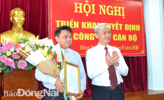Bí thư Tỉnh ủy Nguyễn Phú Cường trao quyết định cho đồng chí Trần Thế Vinh