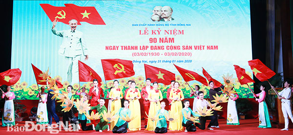 Tiết mục văn nghệ chào mừng tại lễ kỷ niệm 90 năm Ngày thành lập Đảng Cộng sản Việt Nam. Ảnh: Huy Anh