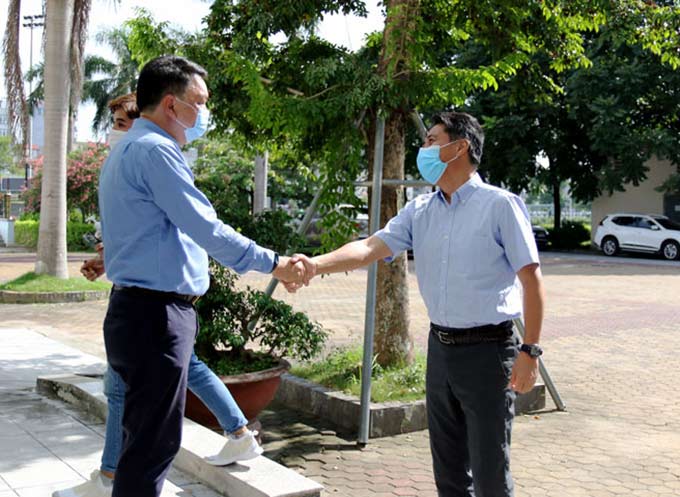 Tổng Thư ký Lê Hoài Anh đón GĐKT Adachi và hy vọng ông có thời gian làm việc hiệu quả với bóng đá Việt Nam