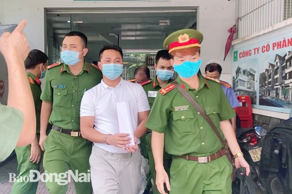 Lực lượng công an đã áp giải ông Tùng sau khi đọc lệnh bắt giữ.