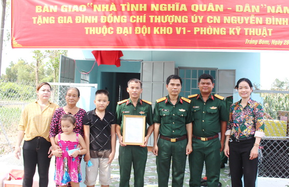 Lãnh đạo Bộ CHQS tỉnh và Ủy ban MTTQ Việt Nam tỉnh trao quyết định tặng quà