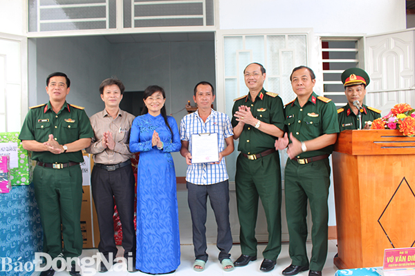 Lãnh đạo Bộ Tư lệnh TP.Hồ Chí Minh, Bộ CHQS tỉnh và H.Thống Nhất trao quyết định tặng nhà cho đại diện gia đình bà Văn Thị Mai
