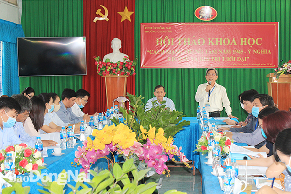 TS.Nguyễn Văn Long, Phó hiểu trưởng Trường Chính trị tỉnh phát biểu điều hành hội thảo