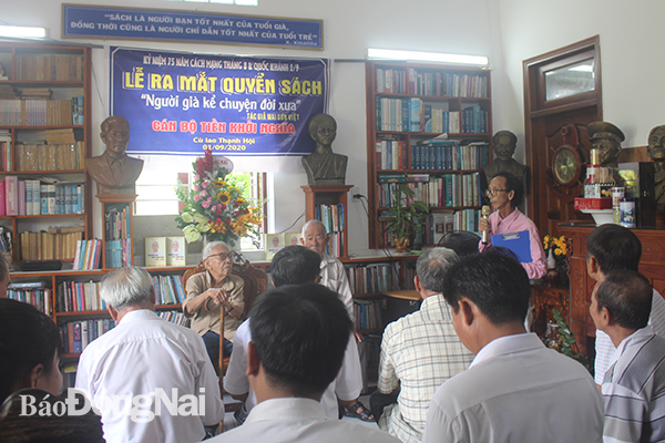 Người thân, gia đình, bạn đọc tham gia buổi ra mắt sách của cụ ông Mai Sơn Việt - cán bộ tiền khởi nghĩa ở Cù lao Thạnh Hội