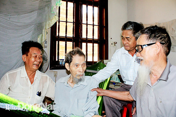 Cụ Phan Nựu (thứ hai từ trái qua), ở P.Trảng Dài (TP.Biên Hòa) trò chuyện về những năm tháng kháng chiến của mình. Ảnh: N.Sơn