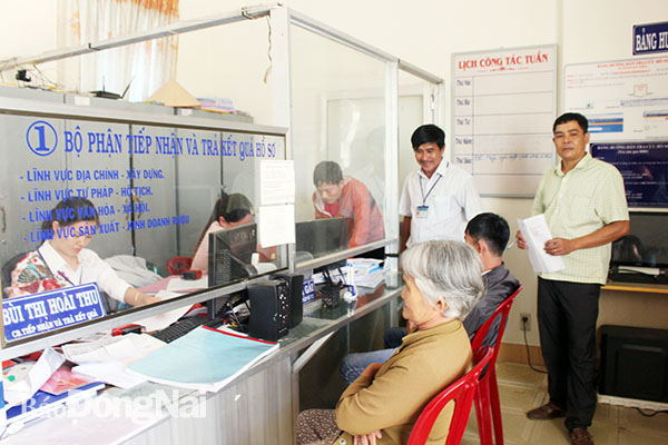 Giải quyết thủ tục hành chính cho người dân tại Bộ phận một cửa H.Xuân Lộc
