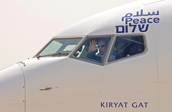 Chiếc máy bay chở phái đoàn Mỹ và Israel tới UAE ngày 31-8 - Ảnh: REUTERS