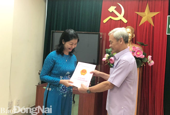 Ủy viên Trung ương Đảng, Bí thư Tỉnh ủy, Chủ tịch HĐND tỉnh Nguyễn Phú Cường trao quyết định bổ nhiệm Chánh Văn phòng HĐND tỉnh
