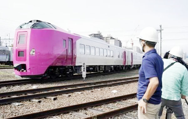 Đoàn tàu tốc hành đa chức năng đặc biệt Hamanasu tại Sapporo, Hokkaido, miền Bắc Nhật Bản. Ảnh: Kyodo/ TTXVN