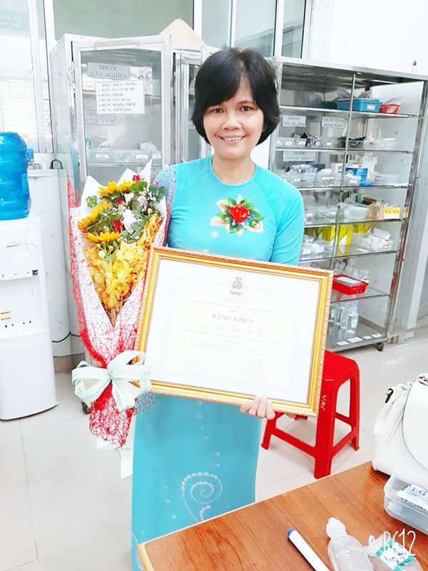 BS Thái Phạm Thị Thọ nhận bằng khen của Tổng liên đoàn Lao động Việt Nam vì đạt thành tích xuất sắc trong phong trào Giỏi việc nước, đảm việc nhà. Ảnh: H.Dung