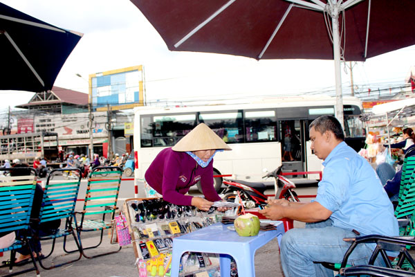 Một người mưu sinh bằng nghề bán hàng rong cho khách tại khu vực công viên Chiến thắng Long Bình (P.Bình Đa, TP.Biên Hòa)